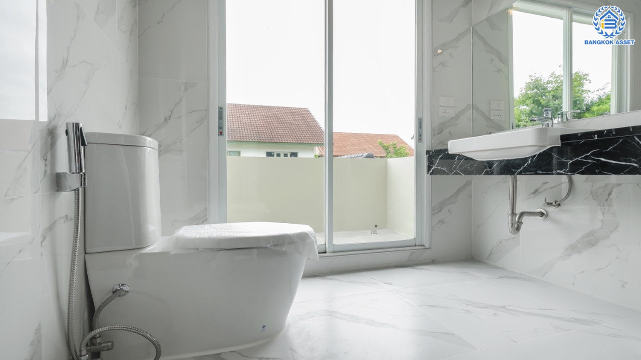 บ้านมือสองตกแต่งใหม่ ม.วรารมย์ เพชรเกษม81 แบรนด์ Q.House รองรับทุกความสุข เนื้อที่ 104 ตร.ว. ฟังก์ชัน 4 ห้องนอน 4 ห้องน้ำ (มีเรือนรับรองด้านข้าง พร้อมห้องน้ำในตัว) จอดรถได้ 2 คัน บนทำเลใกล้ The Mall บางแค และเชื่อมต่อ ถ.พุทธมณฑลสาย4 และ ถ.กาญจนาฯ